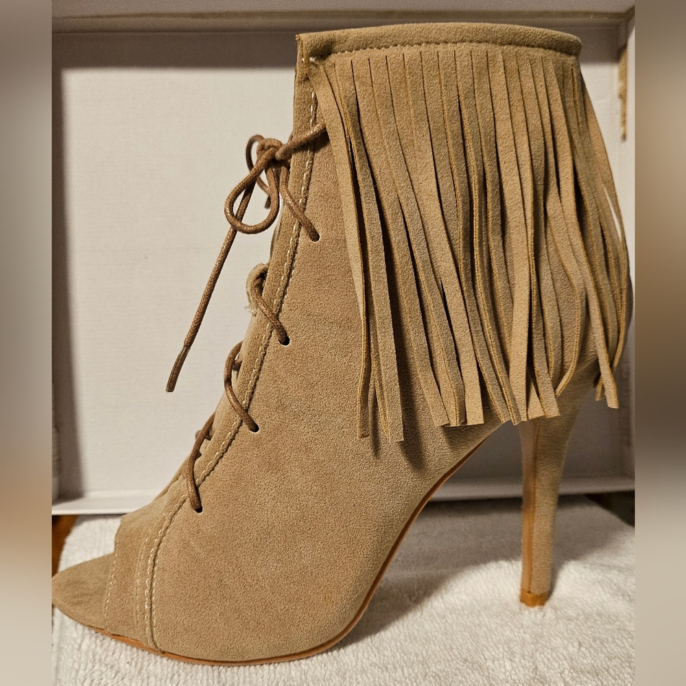 Nuevos.Botines sin usar en bunas condiciones,color beige sz 7.5